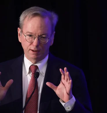 Café y Negocios: Eric Schmidt Revela la Importancia de Invertir en Nvidia para el Futuro de la IA